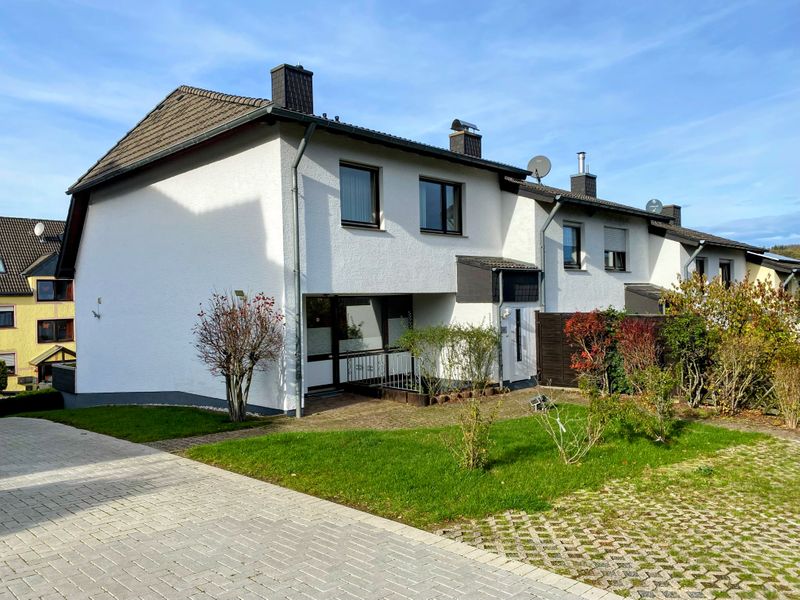 Townhouse with two separate apartments, private parking and front yard – Gemünder Ferienpark Salzberg